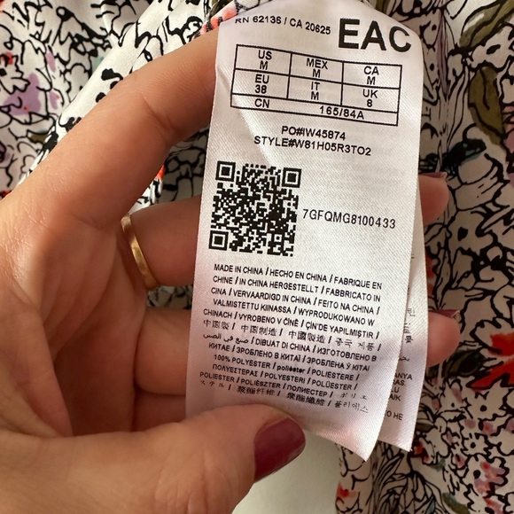 ⛱️ 2/20$ GUESS Women's Blouse Small Floral Print Button Tie Front - Picture 10 of 12